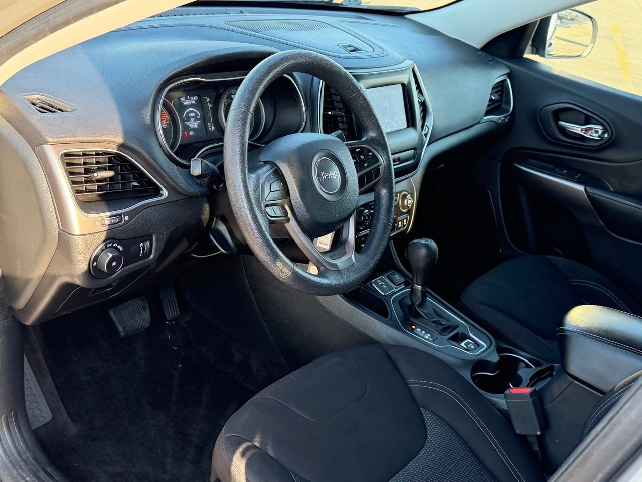 Used 2019 Jeep Cherokee Latitude w/ Popular Appearance Group FWD image 14