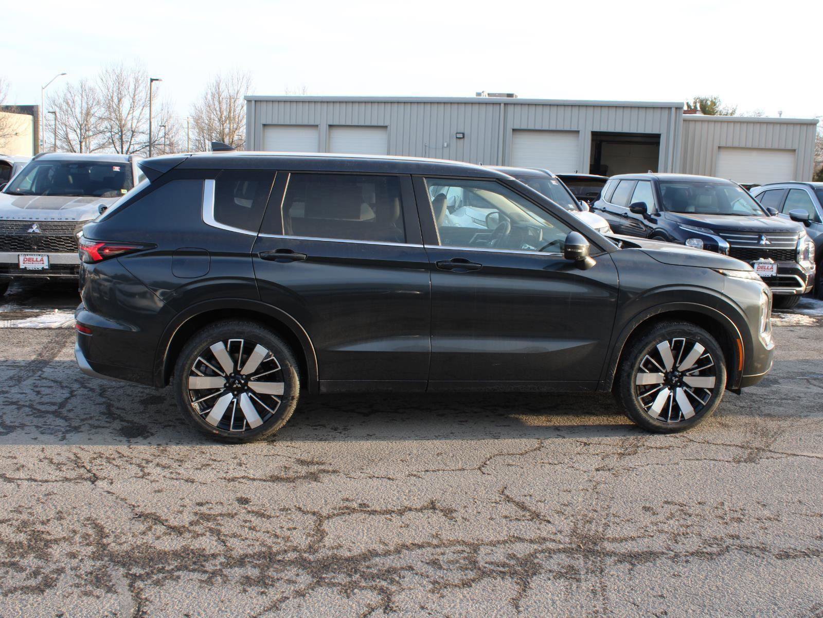 New 2026 Mitsubishi Outlander SE image 4