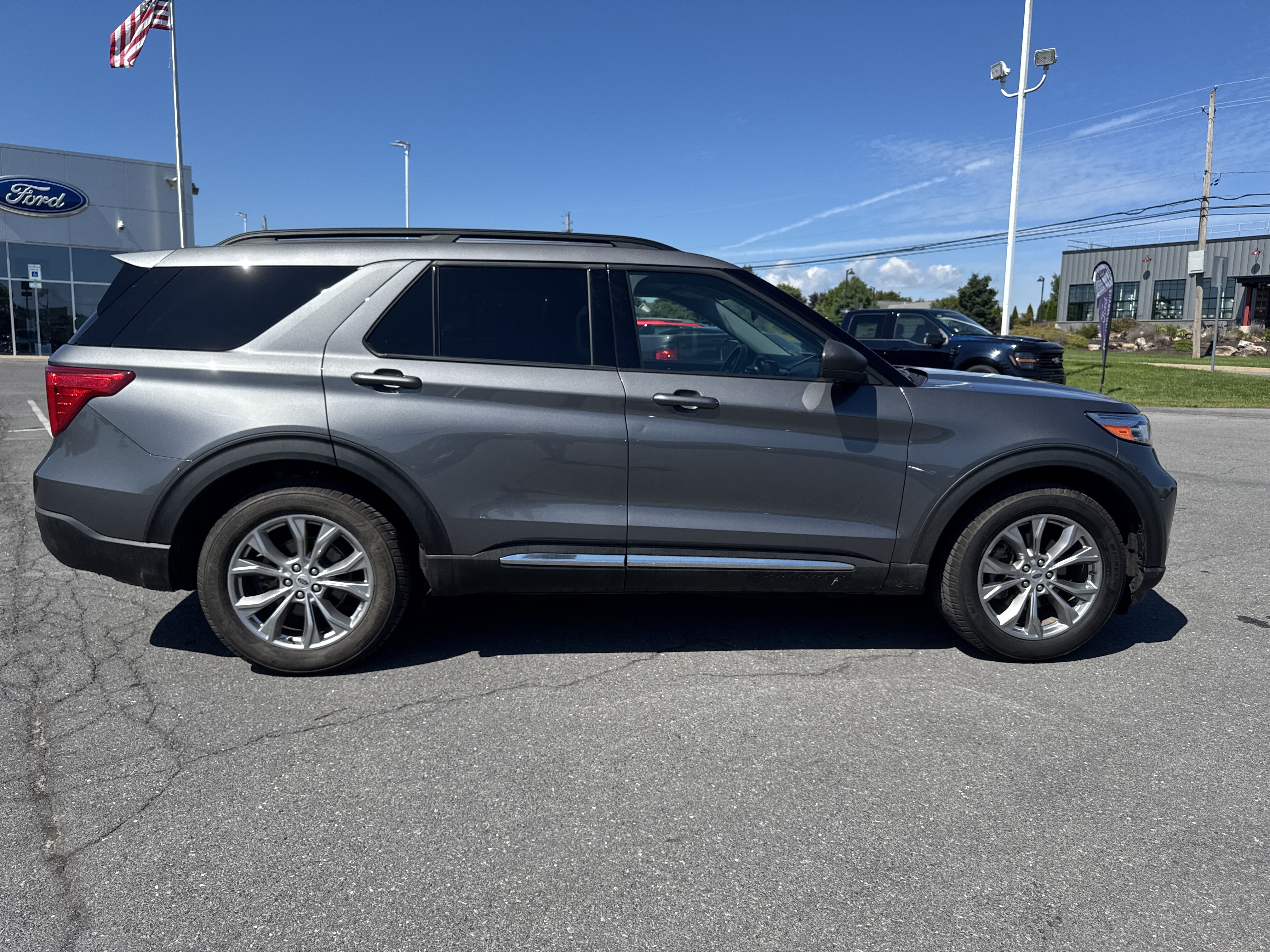 Used 2022 Ford Explorer XLT w/ Equipment Group 202A AWD/4WD image 2