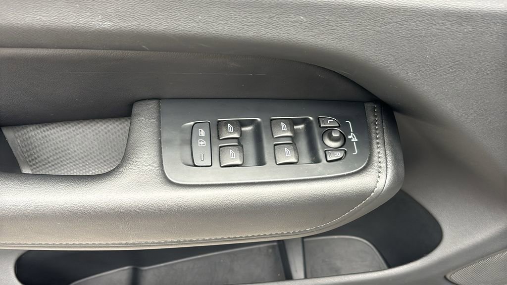Certified 2025 Volvo XC60 B5 Plus AWD/4WD image 12