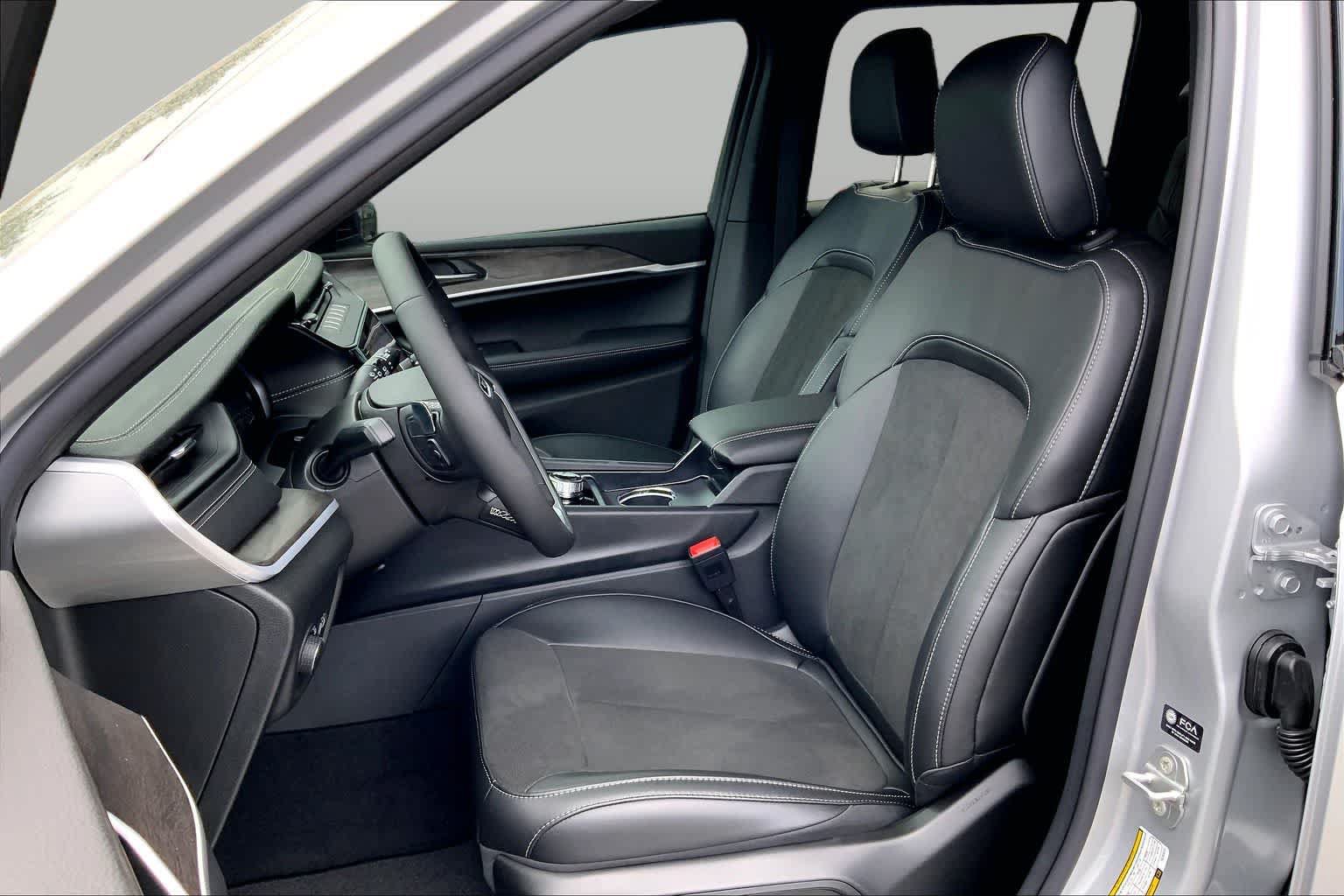 New 2026 Jeep Grand Cherokee Altitude RWD image 7