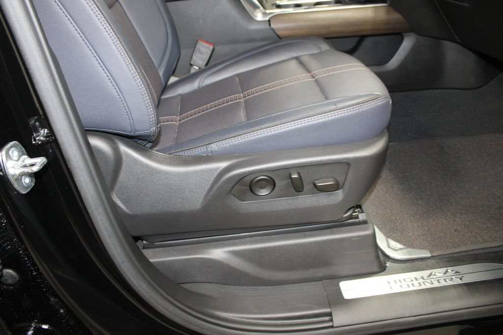 Used 2025 Chevrolet Silverado 1500 High Country AWD/4WD image 32