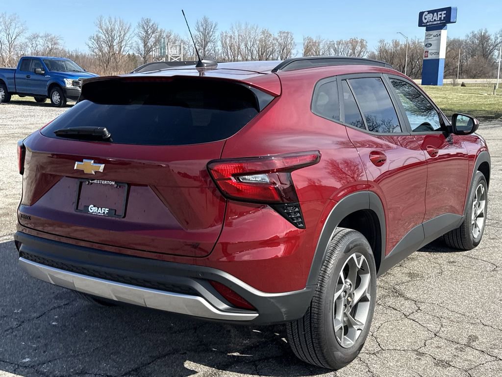 Used 2025 Chevrolet Trax LT w/ Driver Confidence Package image 8