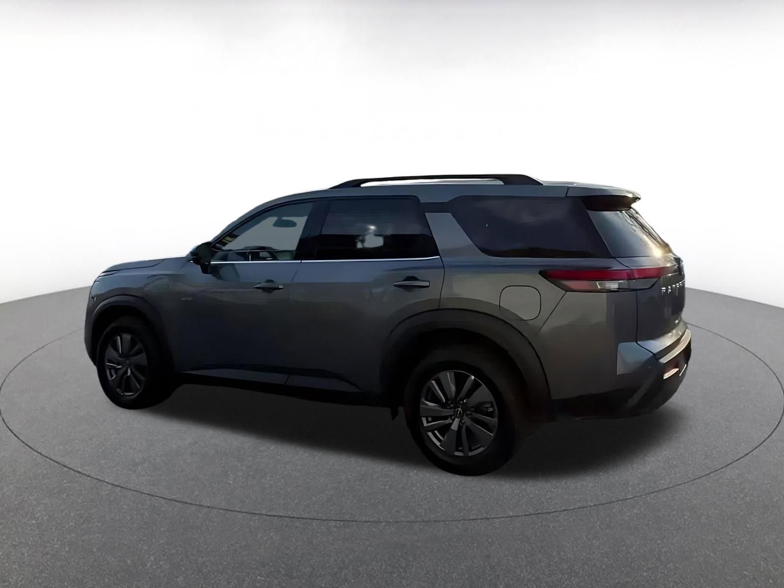 Used 2025 Nissan Pathfinder SV image 9