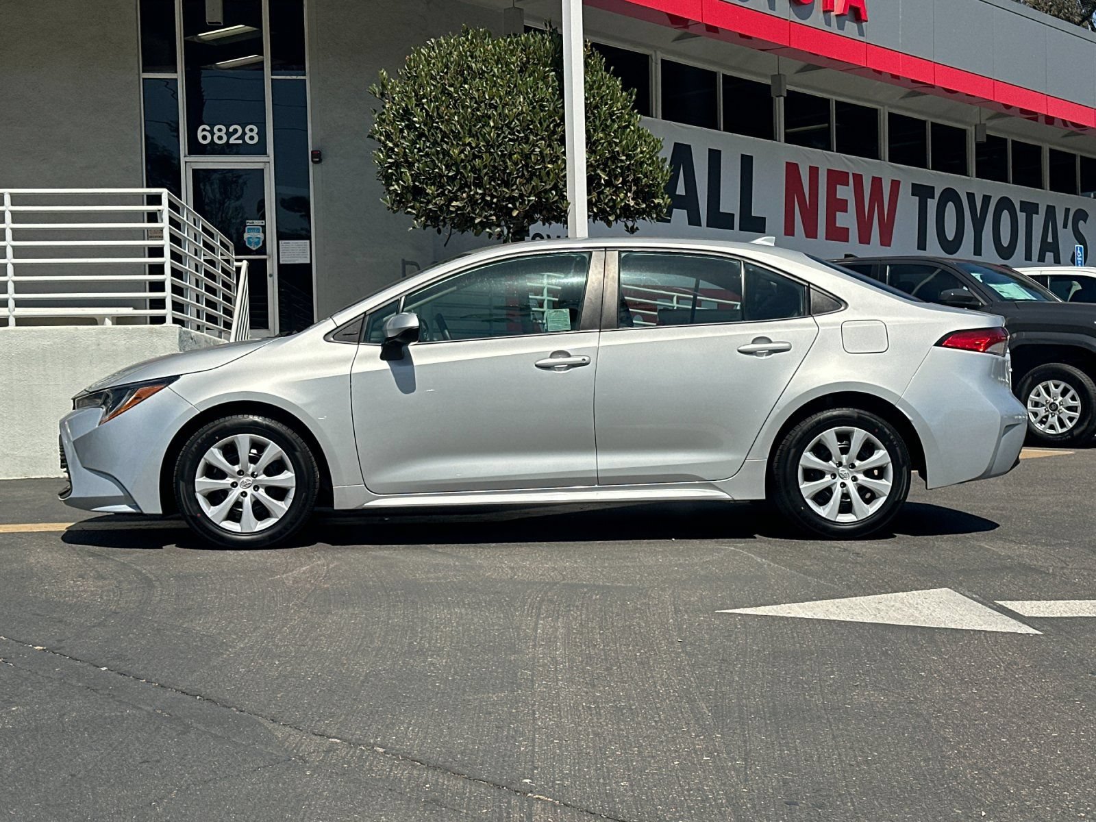 Used 2025 Toyota Corolla LE FWD image 2