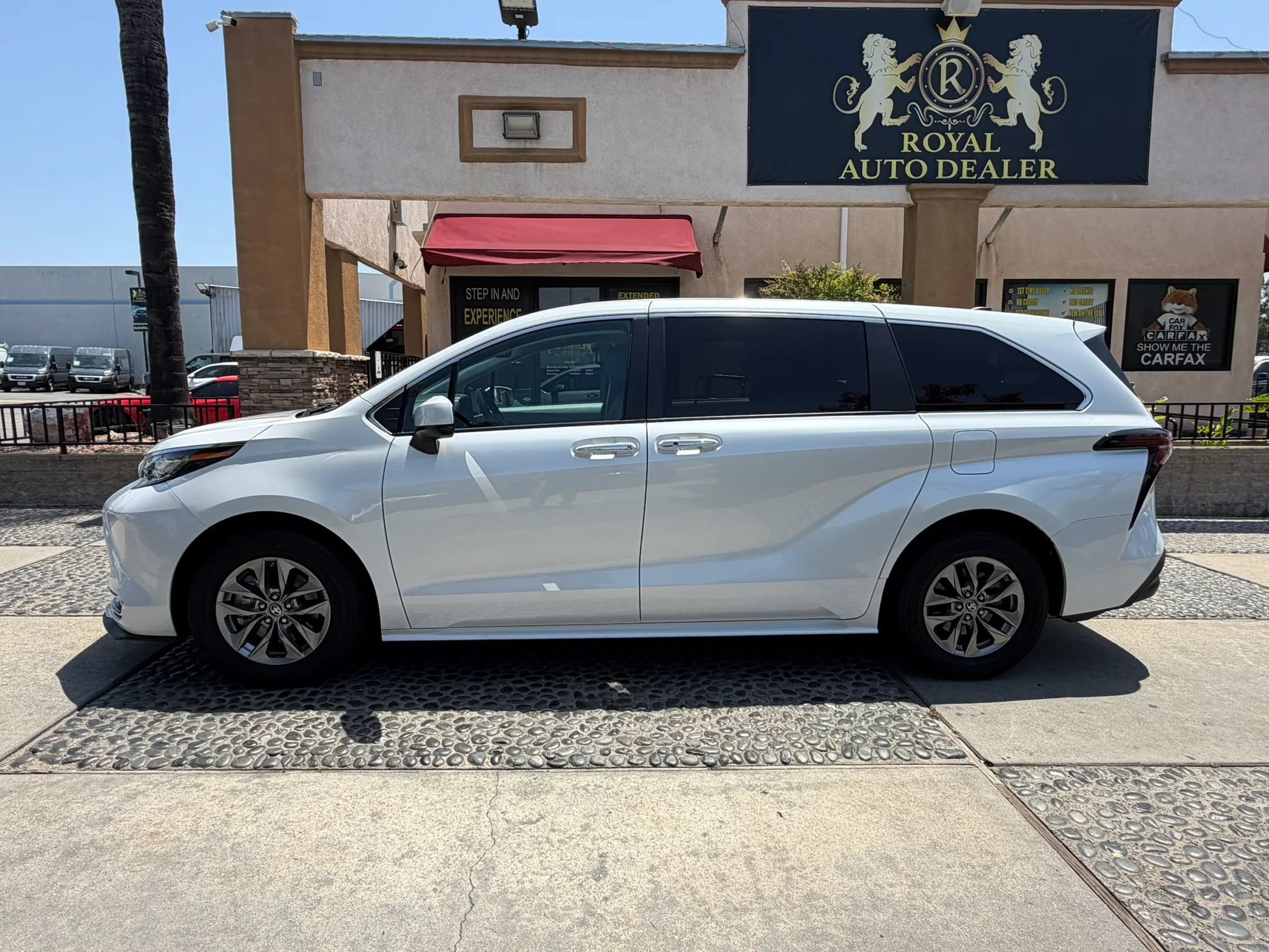 Used 2023 Toyota Sienna XLE FWD image 9