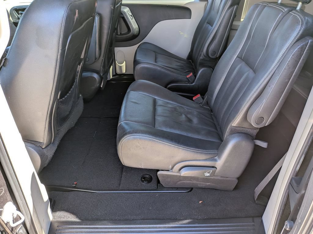 Used 2015 Chrysler Town & Country LX FWD image 26