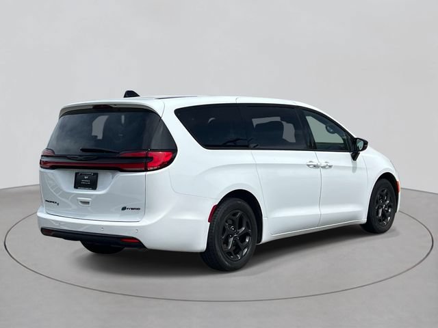 Used 2023 Chrysler Pacifica Limited w/ Uconnect Theater Family Group FWD image 4