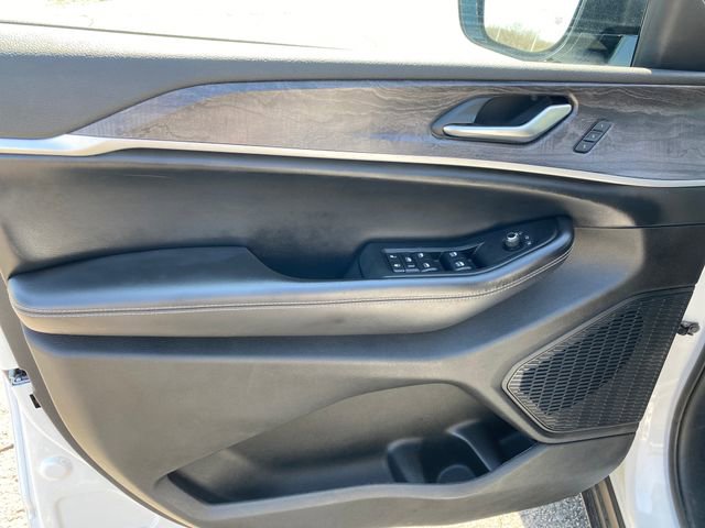 Used 2023 Jeep Grand Cherokee Limited AWD/4WD image 16