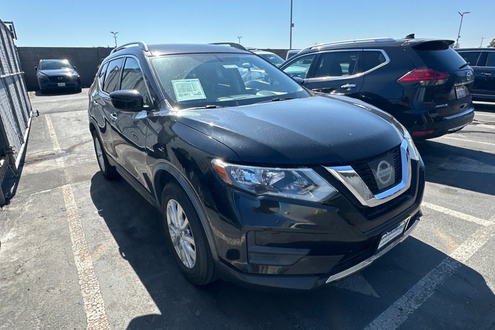 Used 2017 Nissan Rogue SV FWD image 2