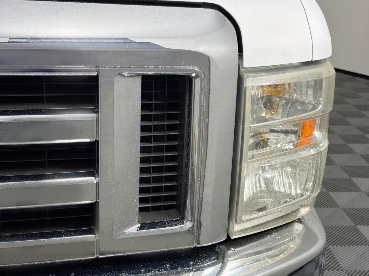 Used 2014 Ford E-350 and Econoline 350 XLT RWD image 4