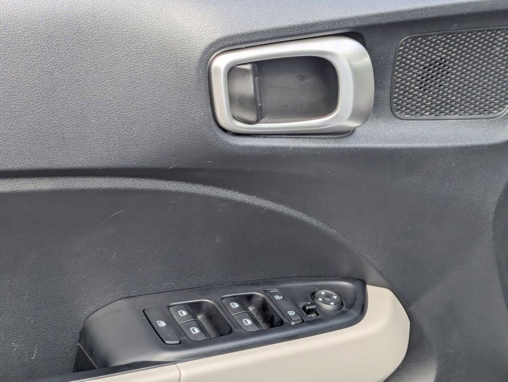 Used 2025 Hyundai Venue SEL FWD image 13