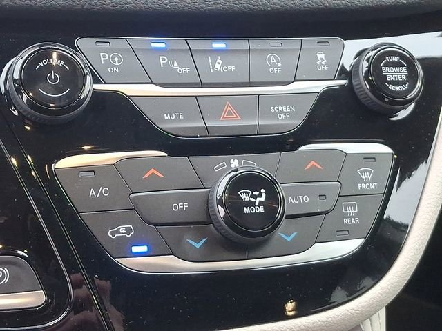 Used 2023 Chrysler Pacifica Limited w/ Uconnect Theater Family Group image 15