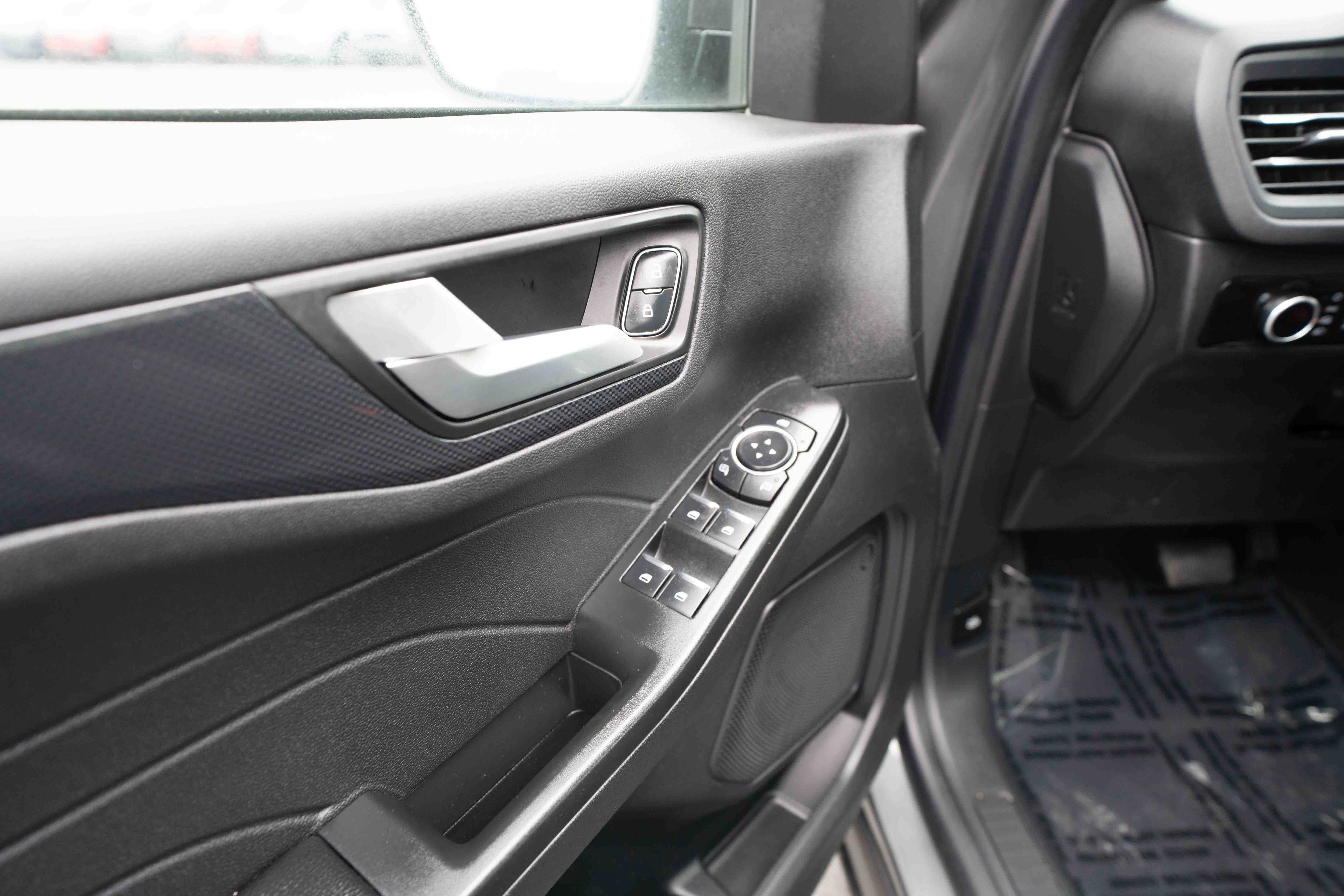 Used 2025 Ford Escape ST-Line w/ Cold Weather Package image 7