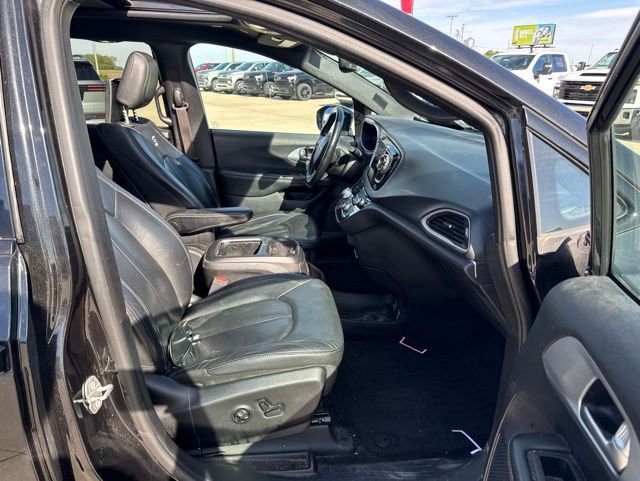 Used 2020 Chrysler Pacifica Touring-L Plus w/ S Appearance Package FWD image 11