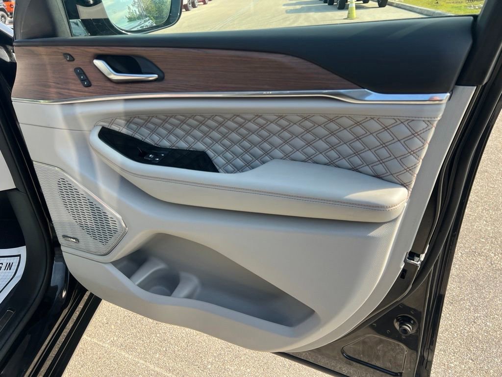 Certified 2021 Jeep Grand Cherokee L Summit w/ Advanced Protech Group IV AWD/4WD image 47