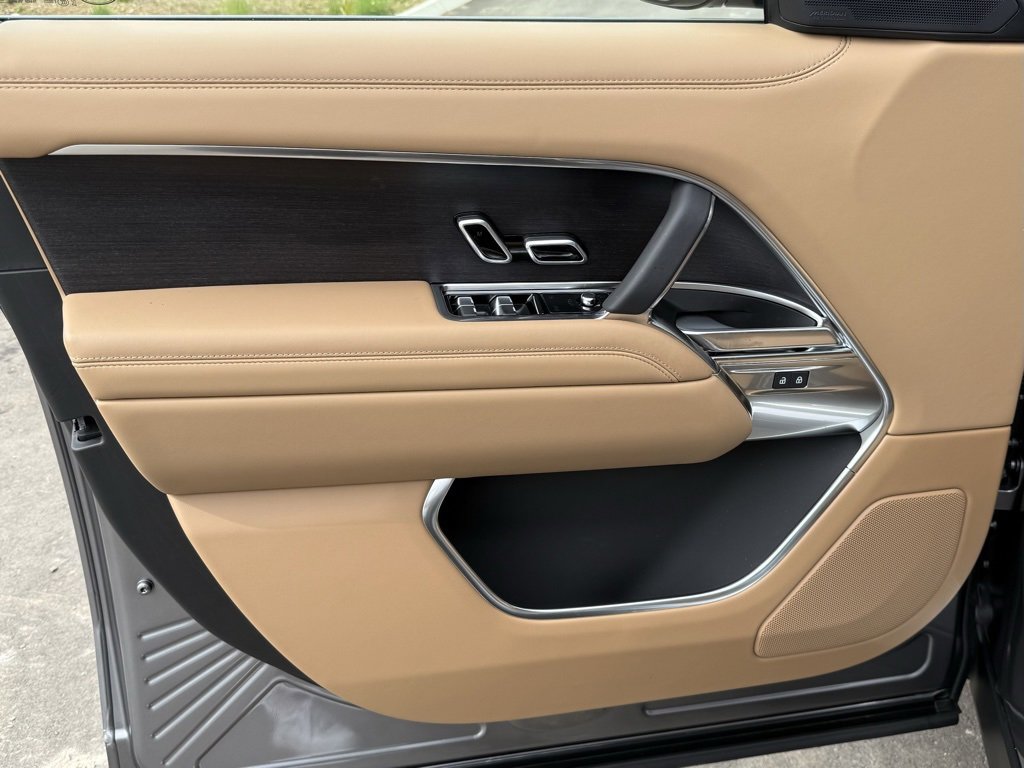 New 2025 Land Rover Range Rover Long Wheelbase SE image 13