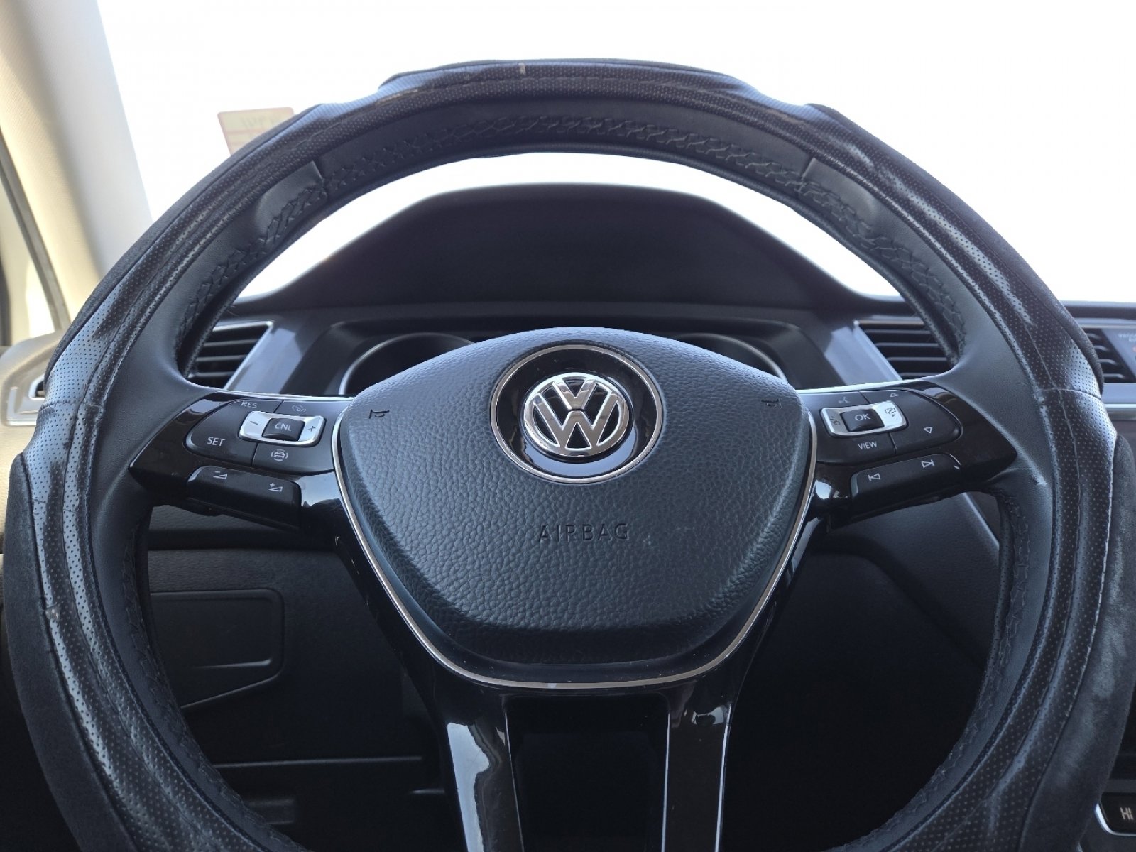 Used 2020 Volkswagen Tiguan SE image 23