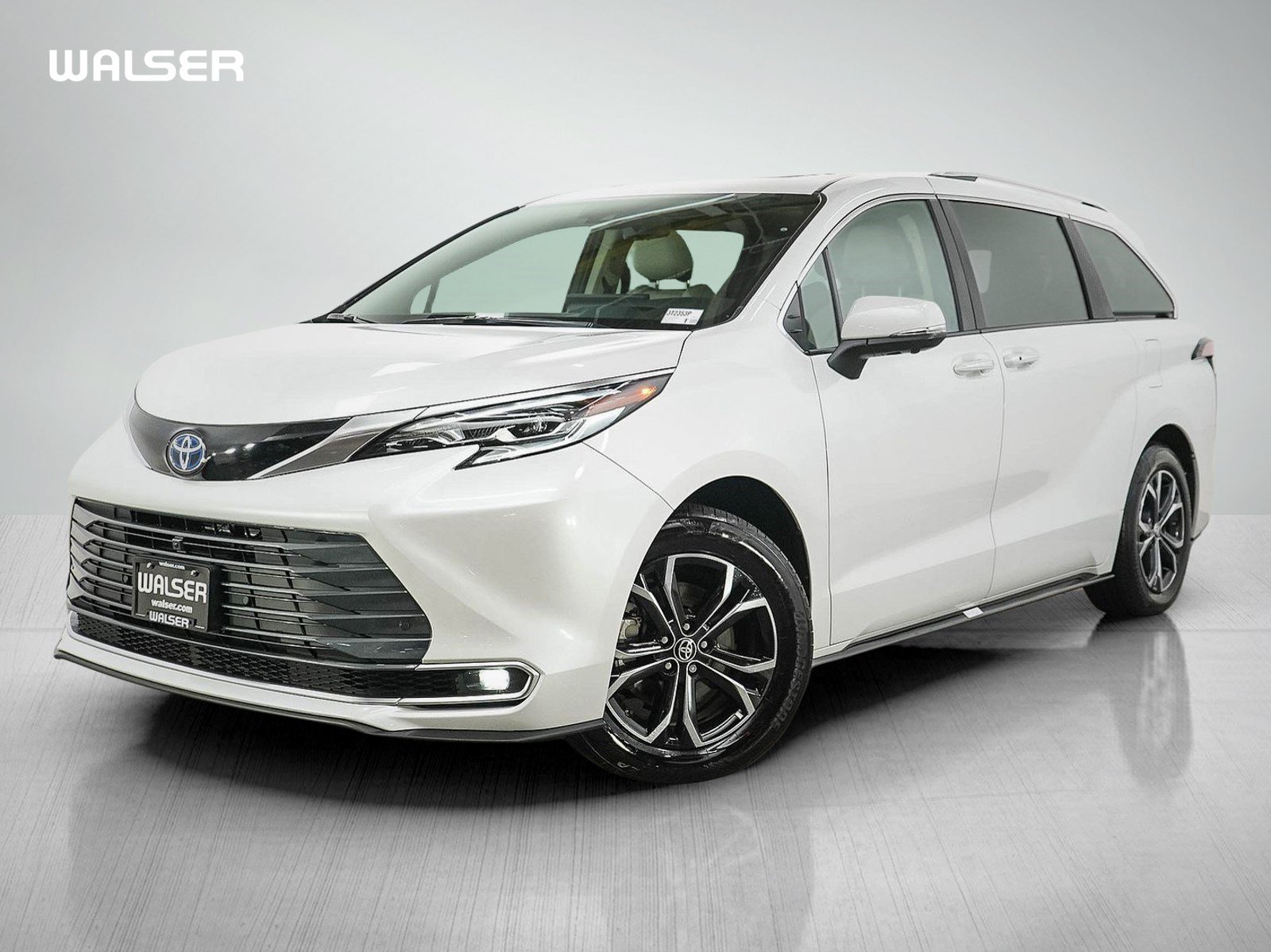 Used 2025 Toyota Sienna Platinum AWD/4WD image 1