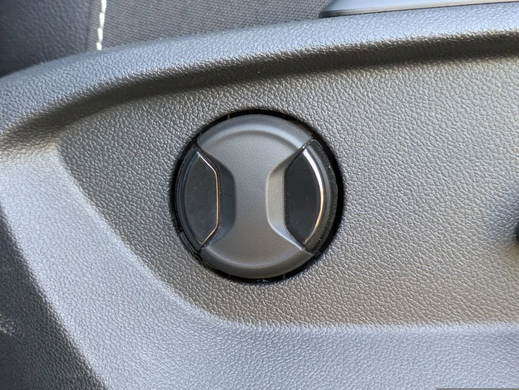 Certified 2024 Volkswagen Atlas Cross Sport SEL R-Line image 28