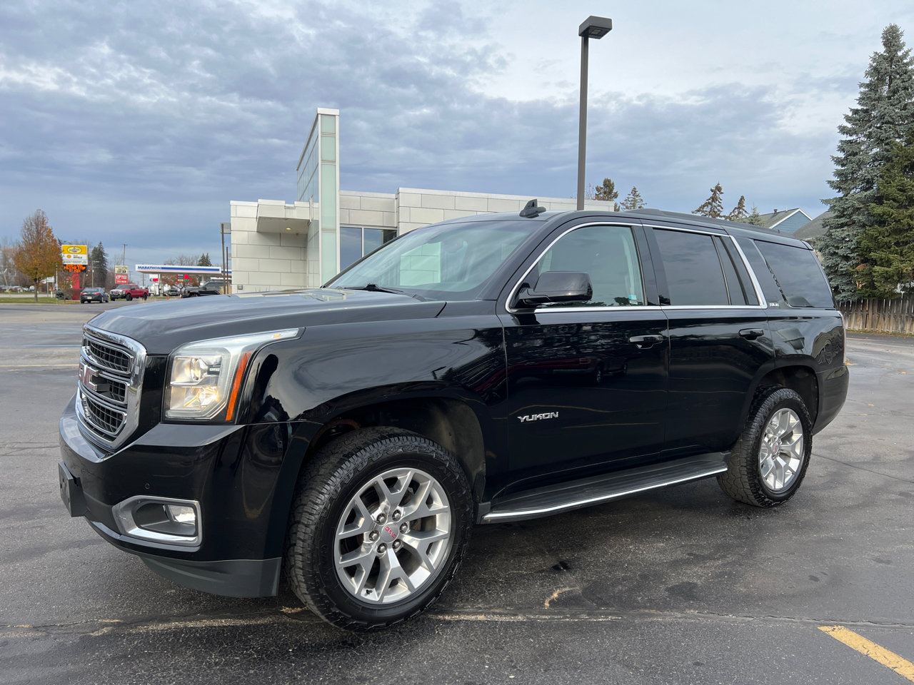 Used 2017 GMC Yukon SLE w/ SLE Value Package image 3