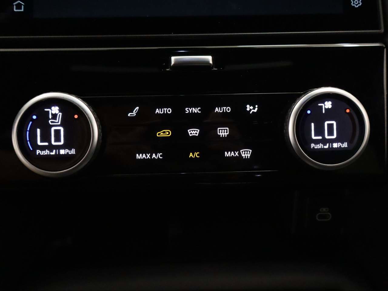 Used 2024 Land Rover Discovery Dynamic SE image 11