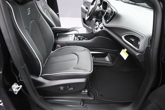 New 2027 Chrysler Pacifica Limited FWD image 23
