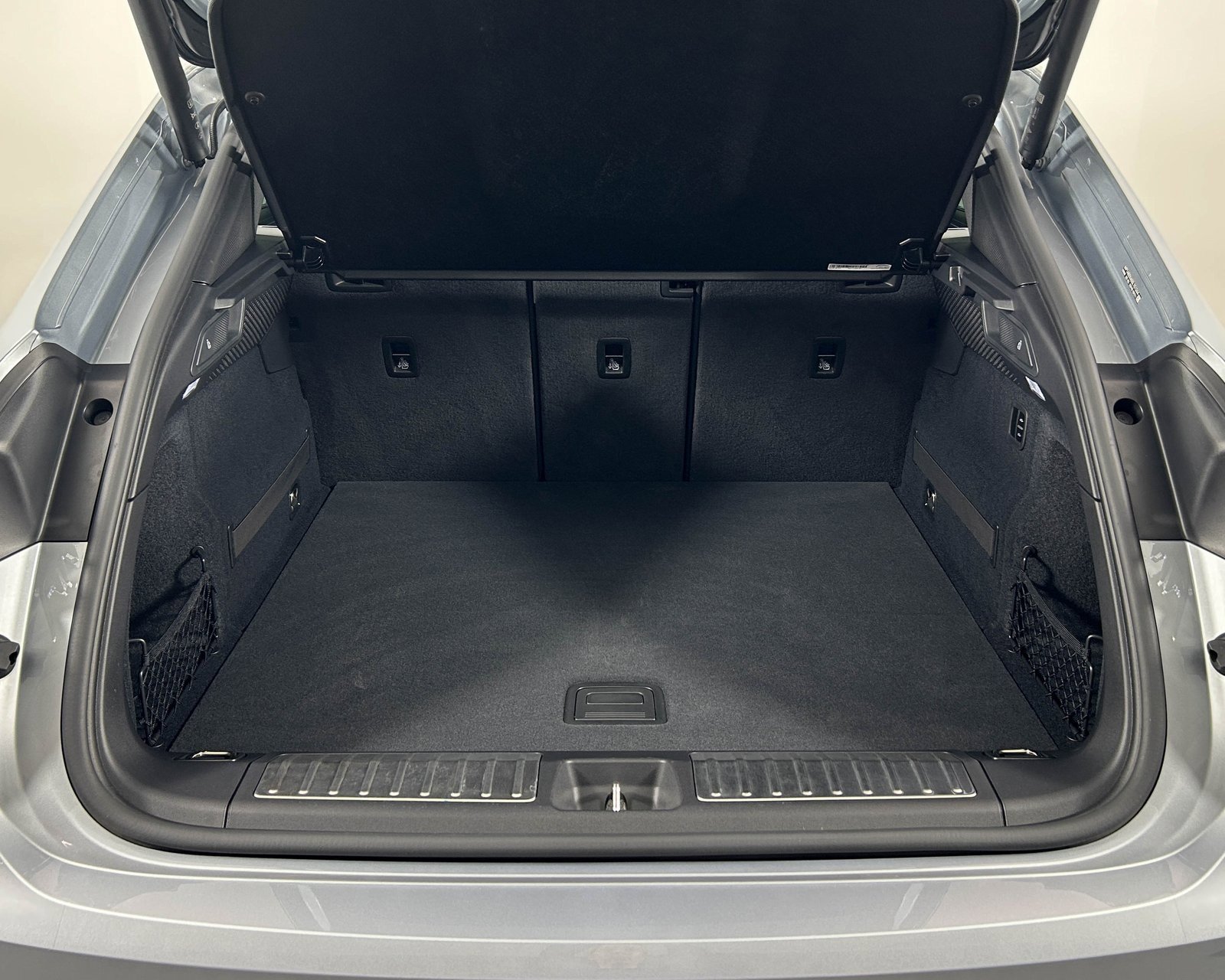 Used 2025 Porsche Macan 4S Electric image 34