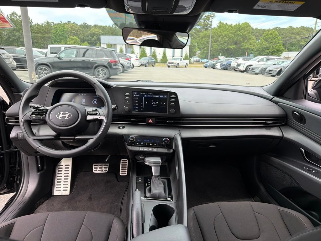 Used 2025 Hyundai Elantra Sport FWD image 8