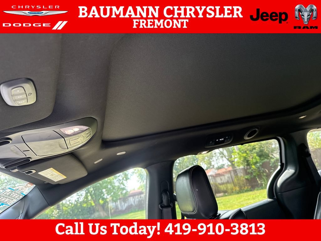 Used 2025 Chrysler Pacifica Limited FWD image 17