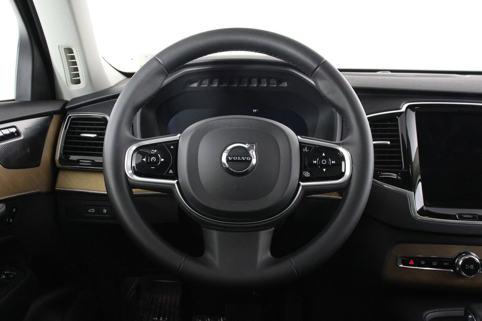 Certified 2023 Volvo XC90 T8 Plus w/ Protection Package Premier AWD/4WD image 8