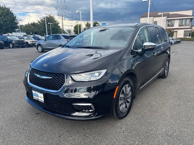 Used 2023 Chrysler Pacifica Limited w/ Uconnect Theater Family Group