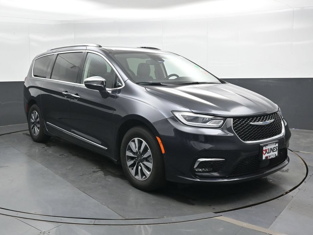 Used 2021 Chrysler Pacifica Limited w/ Premium & Safety Sphere Group FWD image 4