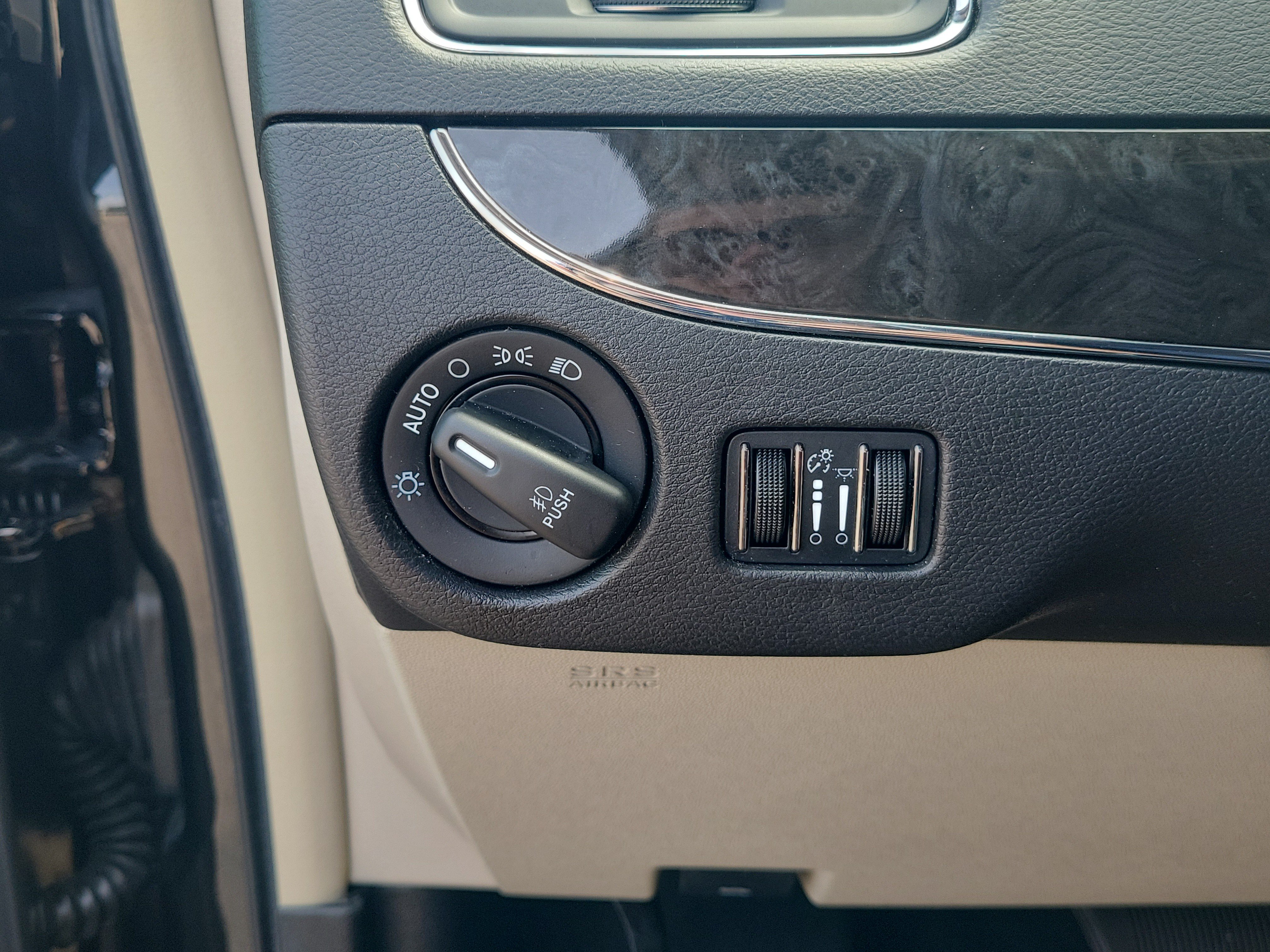 Used 2015 Chrysler Town & Country Touring-L w/ Driver Convenience Group FWD image 21