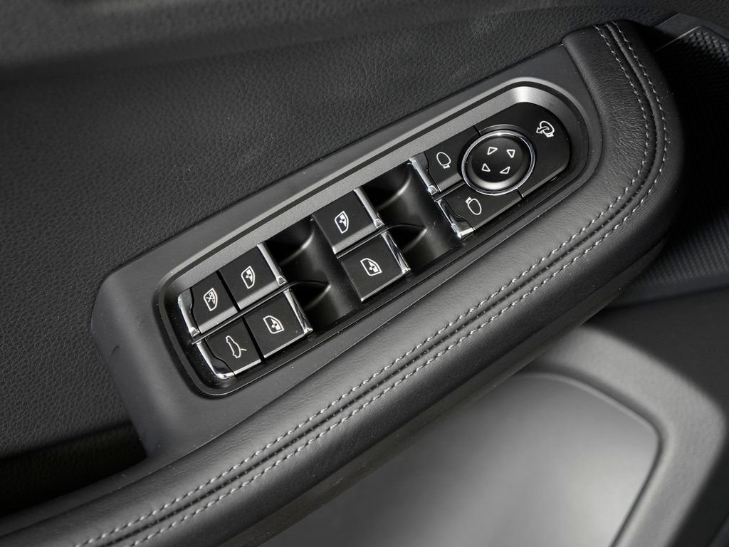 Certified 2026 Porsche Macan AWD/4WD image 16