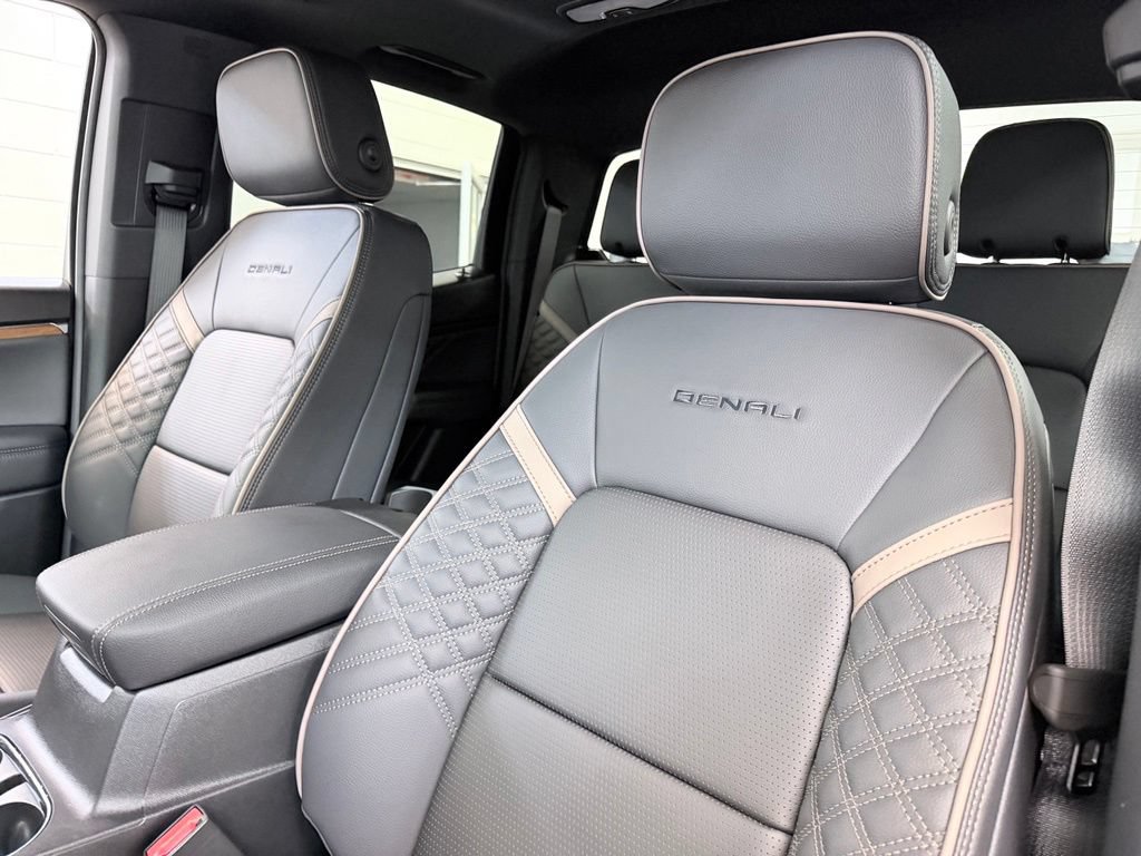 New 2026 GMC Canyon Denali w/ LPO, Denali Black Edition AWD/4WD image 16