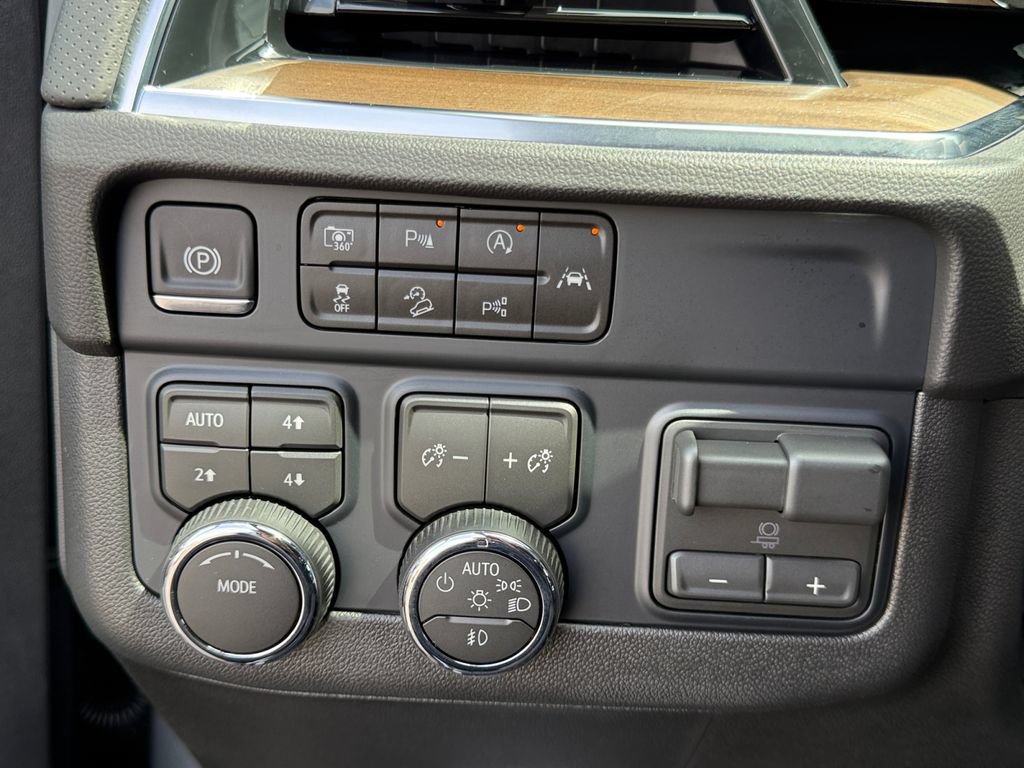 Used 2026 Chevrolet Suburban High Country w/ Sun And Tow Package AWD/4WD image 23