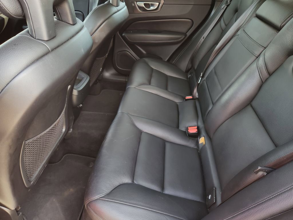 Used 2018 Volvo XC60 T6 Momentum w/ Advanced Package image 31