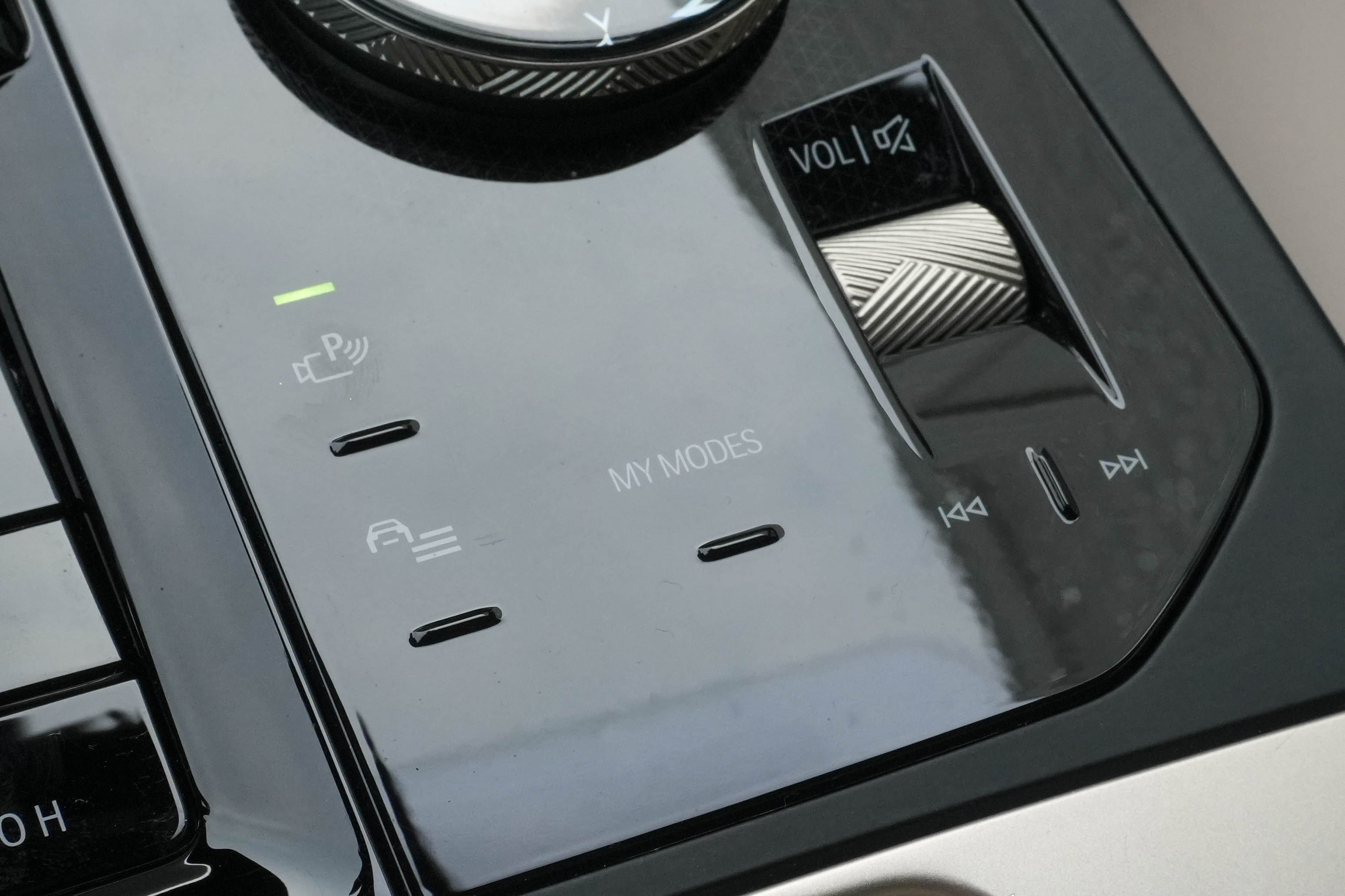 Certified 2024 BMW iX xDrive50 w/ Premium Package image 29