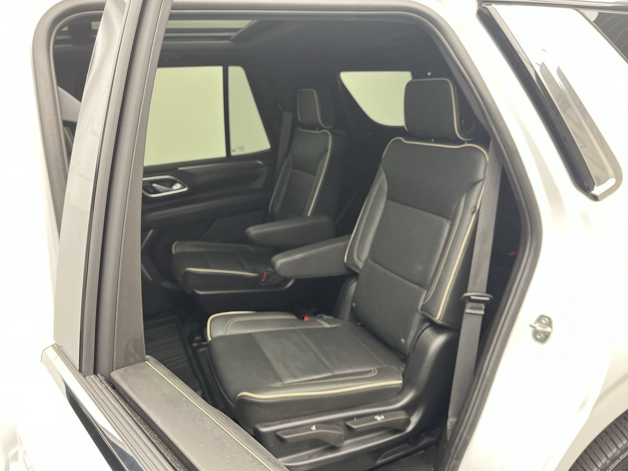 Certified 2024 GMC Yukon SLT w/ SLT Premium Package AWD/4WD image 13