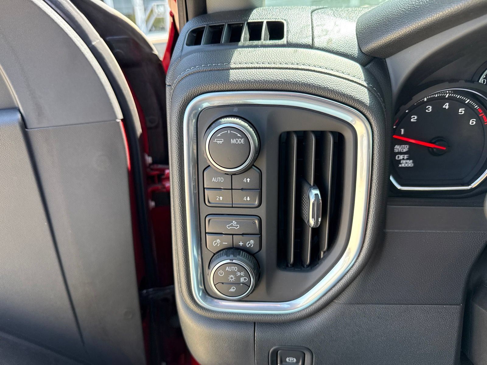 Used 2022 Chevrolet Silverado 1500 LT w/ Z71 Off-Road Package AWD/4WD image 24