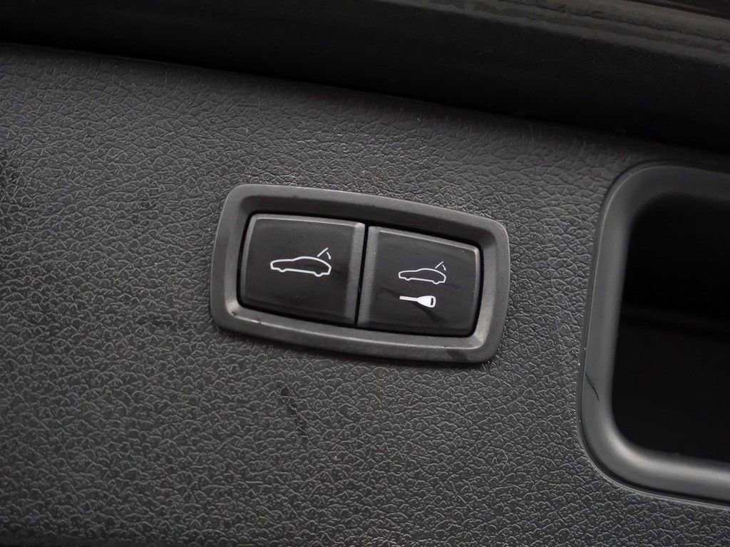 Certified 2025 Porsche Macan image 14