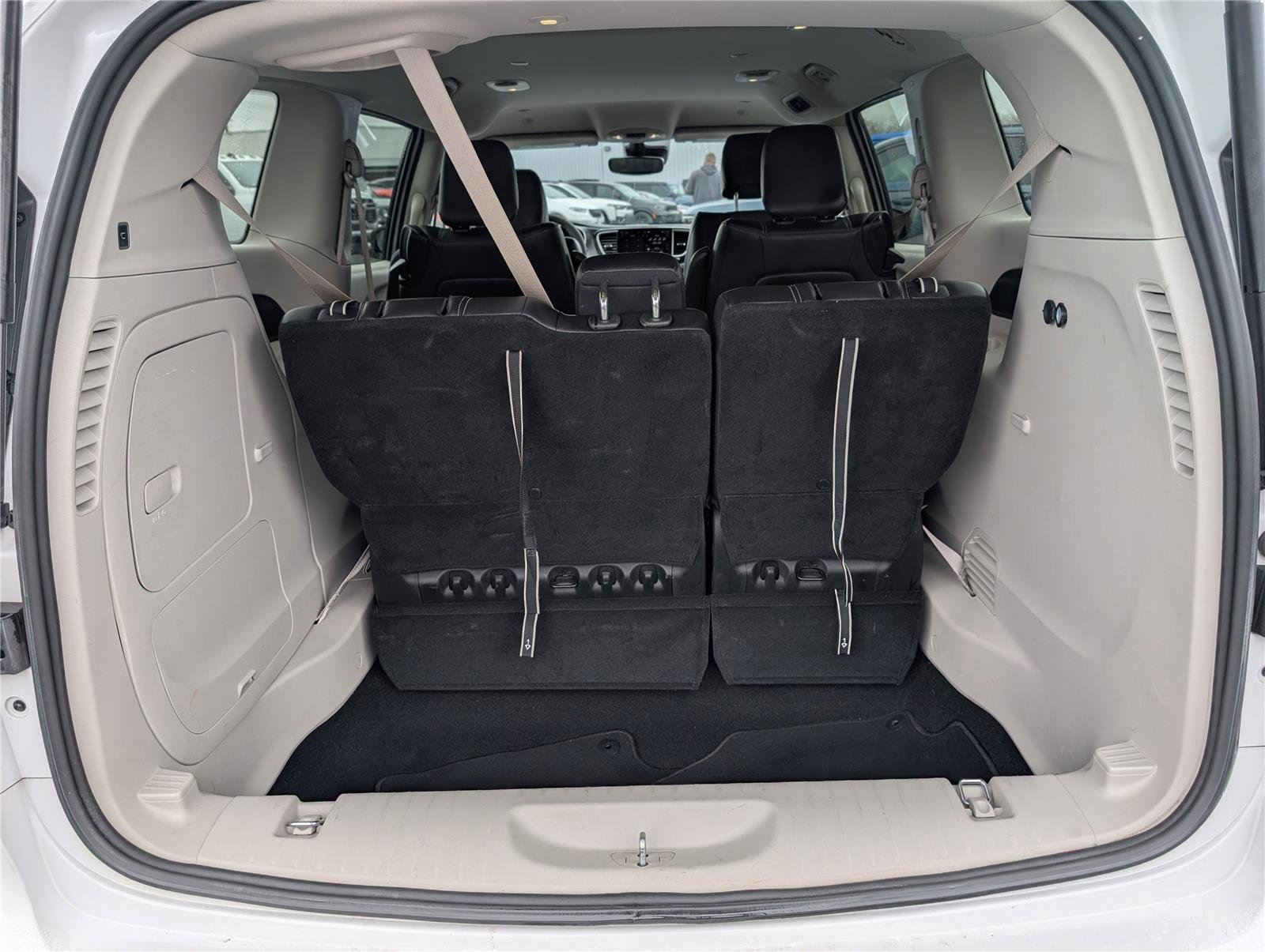 Used 2024 Chrysler Pacifica Select image 14