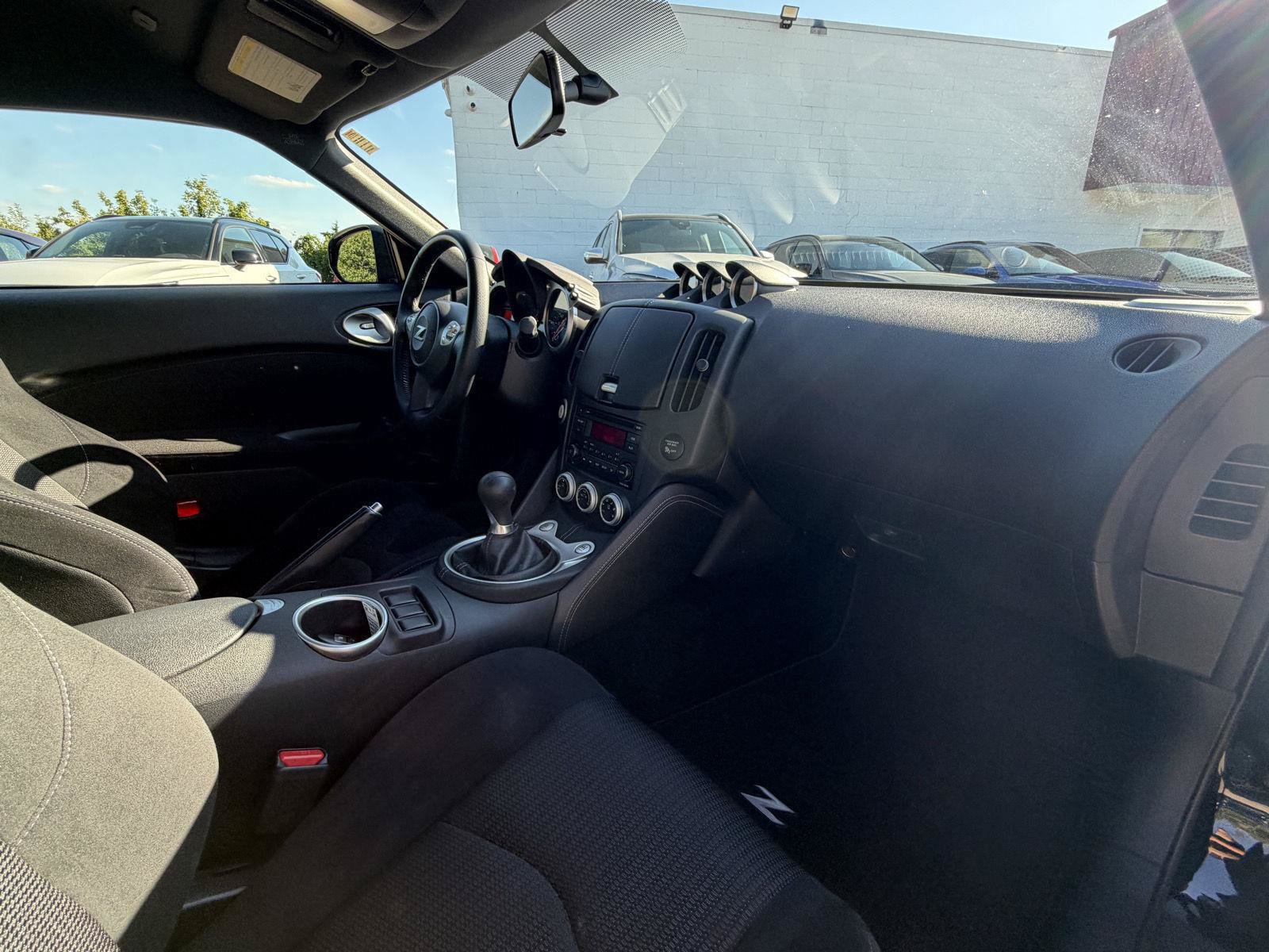Used 2017 Nissan 370Z Coupe RWD image 25