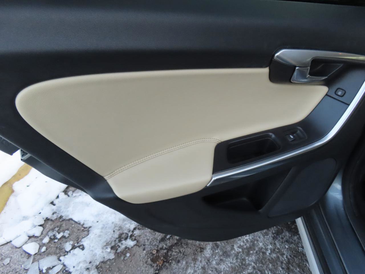 Used 2017 Volvo V60 T5 Cross Country w/ Climate Package image 13