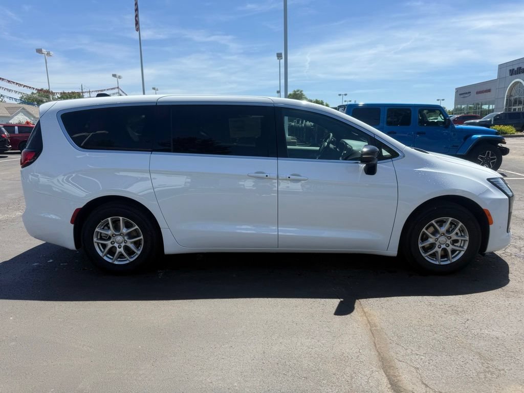 New 2027 Chrysler Pacifica Select w/ Family Tech Group FWD image 2