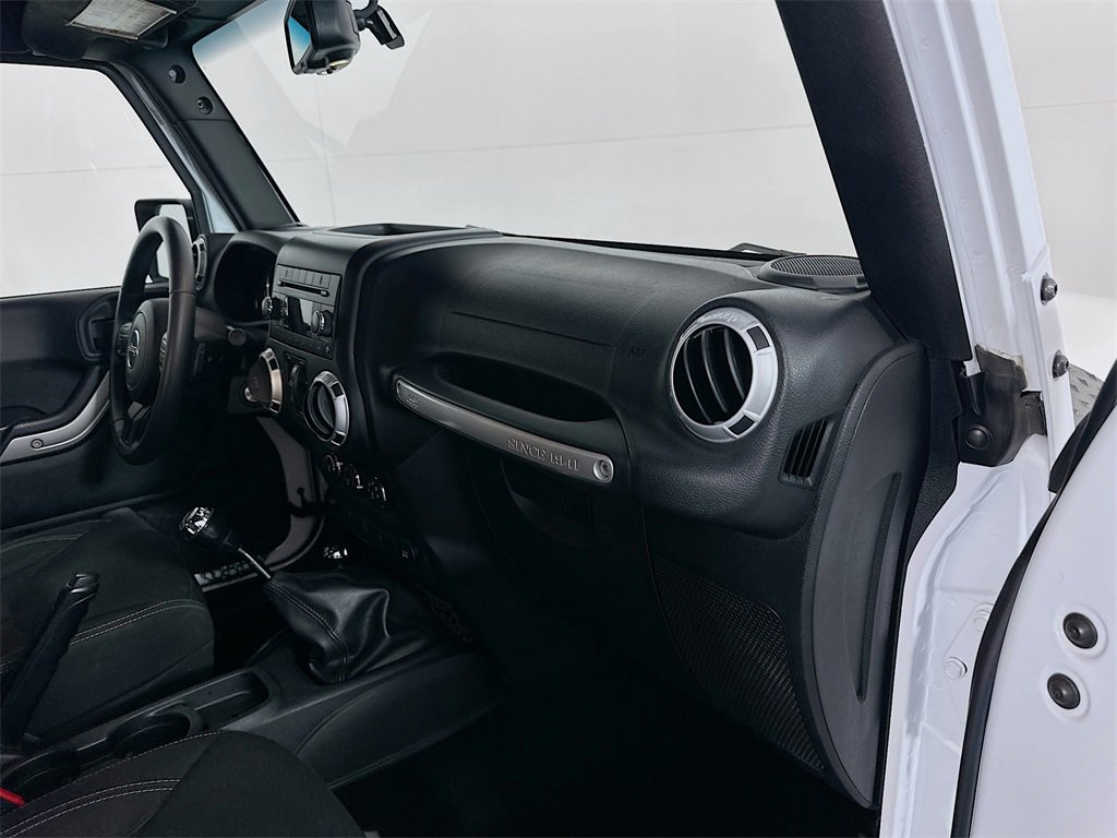 Used 2015 Jeep Wrangler Unlimited Sahara image 24