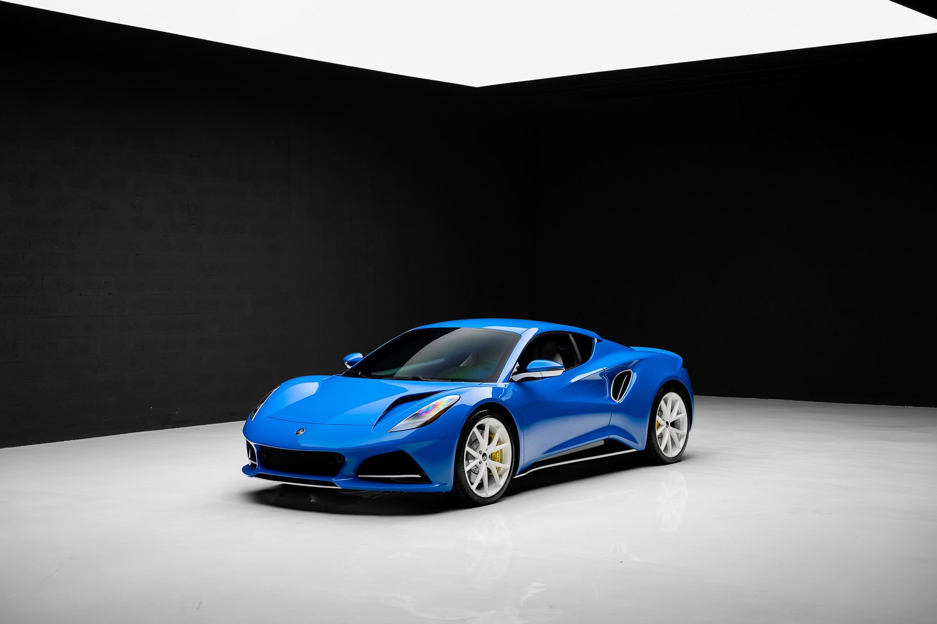 Used 2025 Lotus Emira RWD image 4