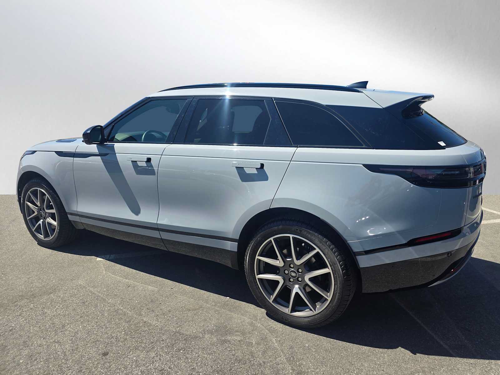 Used 2026 Land Rover Range Rover Velar Dynamic SE AWD/4WD image 3
