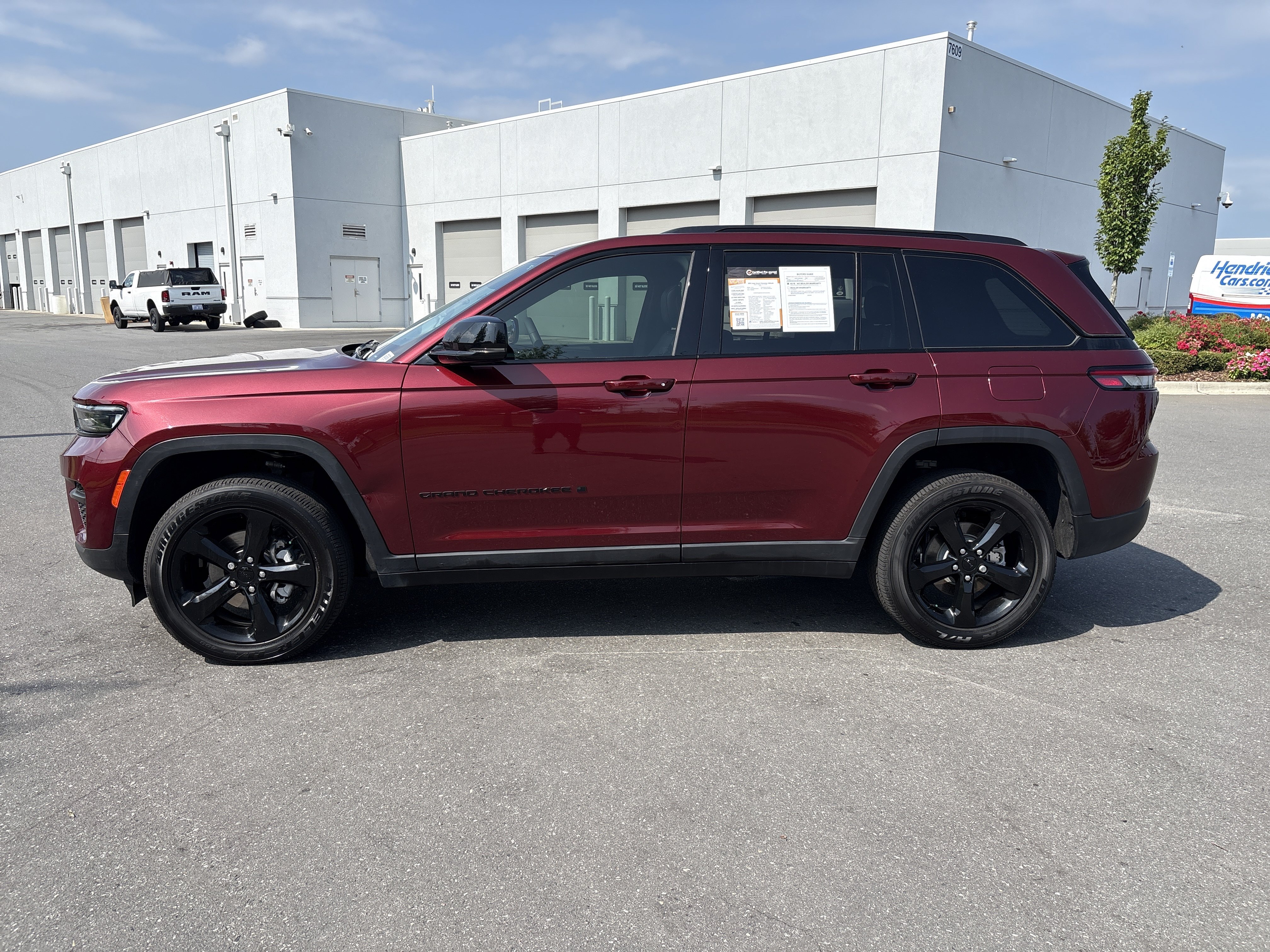 Used 2023 Jeep Grand Cherokee Altitude RWD image 6